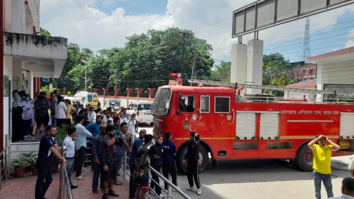 हड़कंपः मोबाइल चोरी होने से ख़फ़ा युवक अस्पताल की तीसरी मंजिल पर चढ़ा, पुलिस ने उतारा नीचे