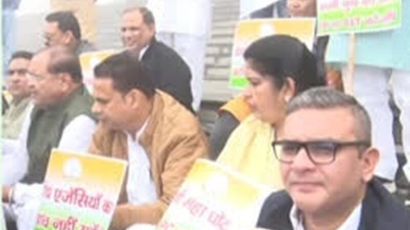 विधानसभा सत्रः कानून व्यवस्था सहित कई मुद्दों पर कांग्रेस विधायकों ने किया प्रदर्शन
