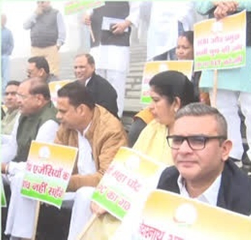 विधानसभा सत्रः कानून व्यवस्था सहित कई मुद्दों पर कांग्रेस विधायकों ने किया प्रदर्शन