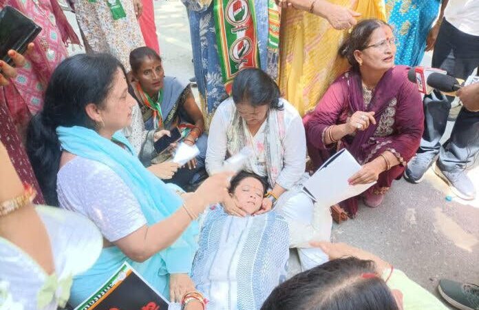 आक्रोश: महिला कांग्रेस अध्यक्ष के साथ बदसलूकी पर भड़के कांग्रेसी