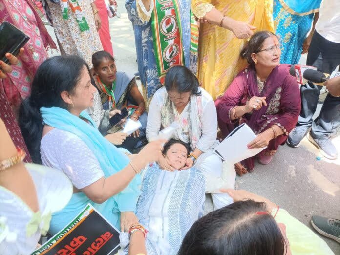 आक्रोश: महिला कांग्रेस अध्यक्ष के साथ बदसलूकी पर भड़के कांग्रेसी