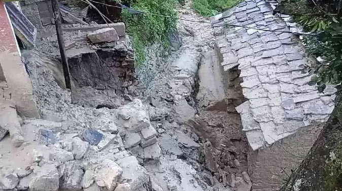 नुकसान: मलबा आने से दो गौशाला और चार मकान क्षतिग्रस्त, प्रशासन से लगाई मदद की गुहार