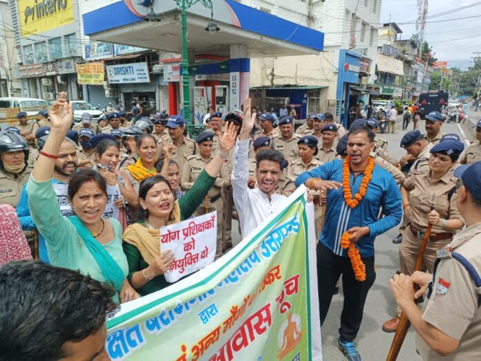 आवाज़: योग प्रशिक्षित बेरोजगार महासंघ ने किया मुख्यमंत्री आवास कूच, पुलिस से हुई नोंक-झोंक