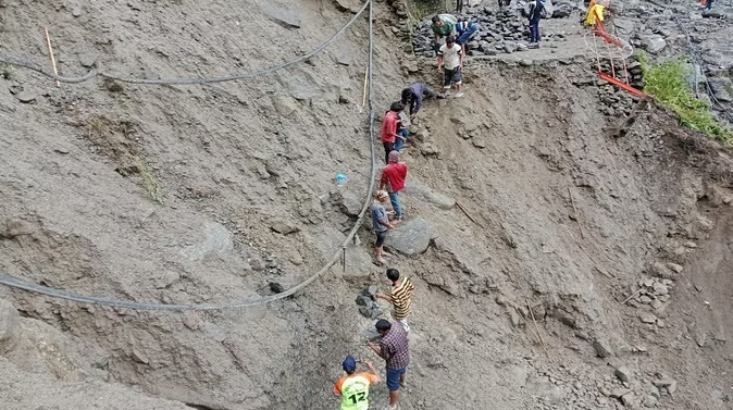 बड़ी खबर: भारी बारिश से बढ़ा मंदाकिनी का जल स्तर, सेना द्वारा बनाया गया अस्थाई पुल बहा