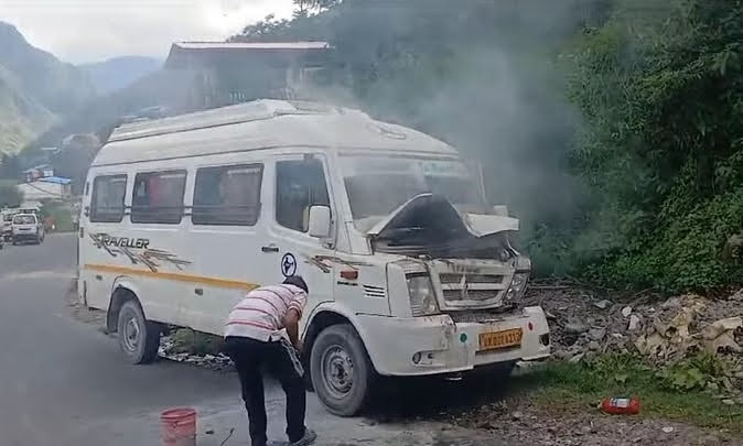 गनीमत: श्रद्धालुओं को लेकर जा रहे टेम्पो ट्रैवलर में लग गई आग, यात्रियों में मची चीख पुकार