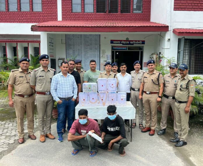 कामयाबी: पुलिस ने किया लाखों की चोरी का खुलासा, दो गिरफ्तार,नकदी और जेवरात बरामद