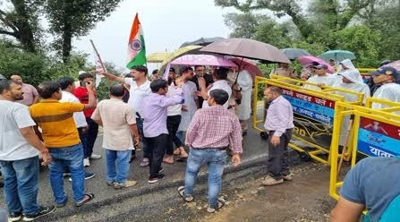 आक्रोश: सीएम से मिलने जा रहे आंदोलनकारियों को पुलिस ने रोका, जमकर हुई नोकझोंक