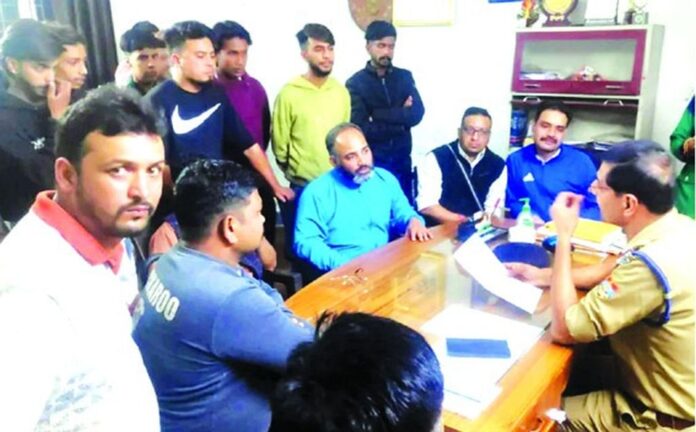 महिला अधिवक्ता  आत्महत्या मामले में कोतवाली का किया घेराव
