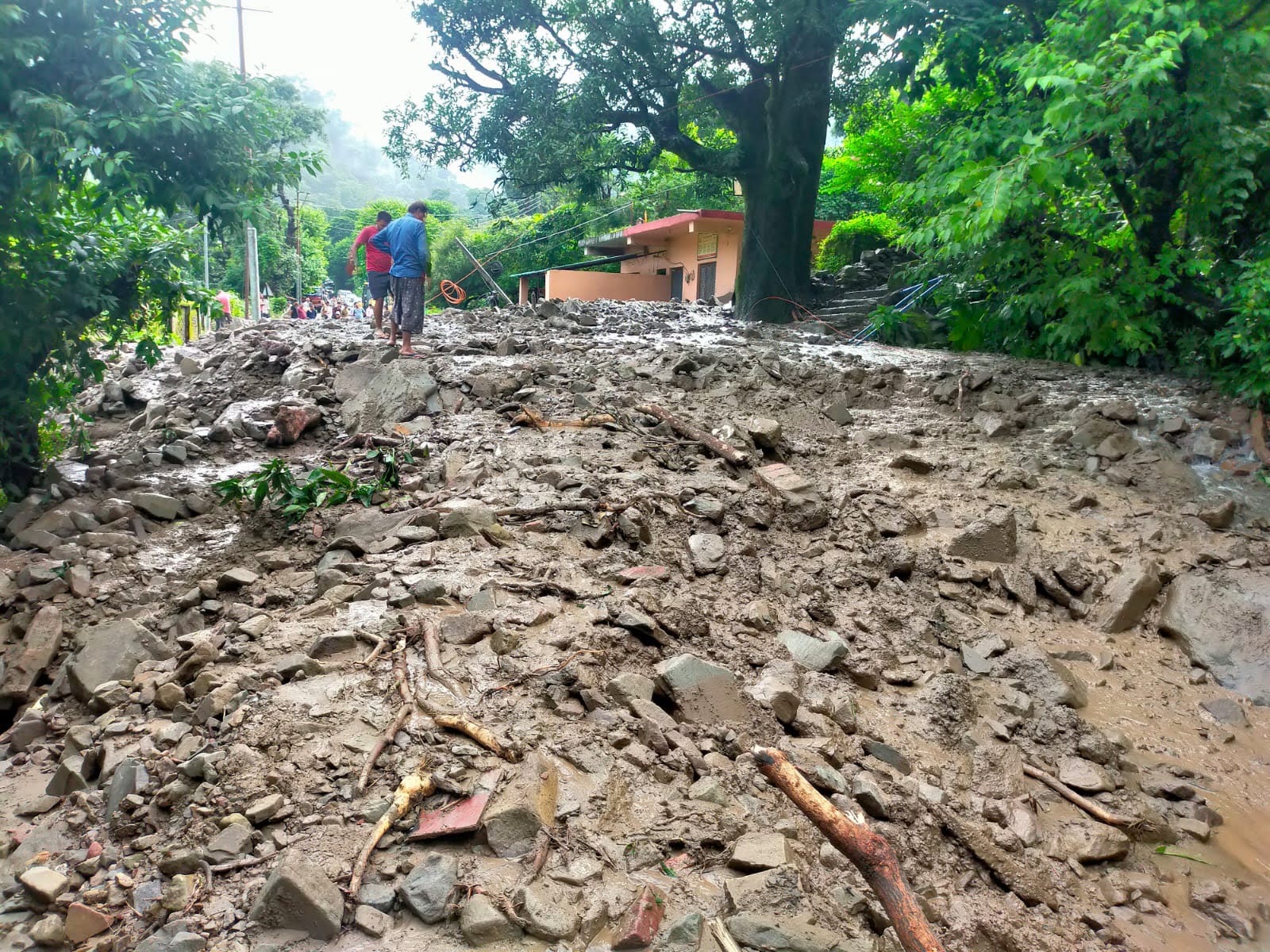 बड़ी खबर: आमसौड़ गांव में बादल फटने से मची तबाही,कई घरों में घुसा मलबा