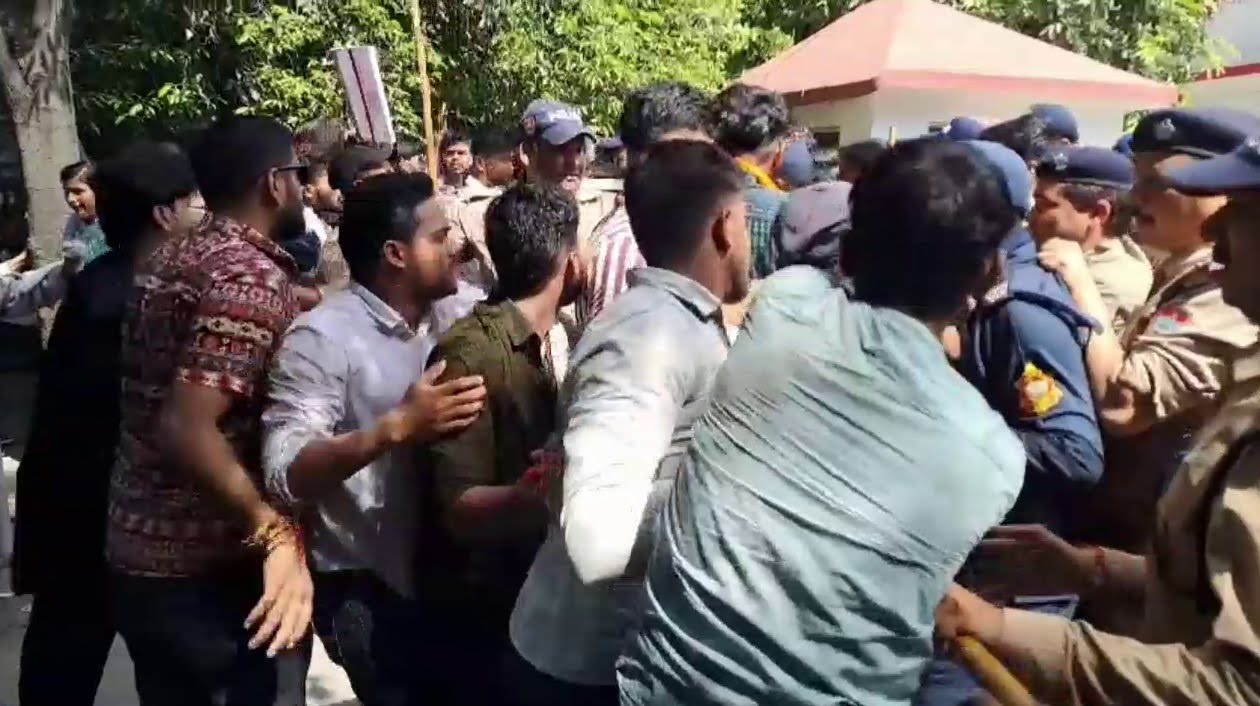 विरोध: नर्स की रेप के बाद हत्या प्रकरण ने पकड़ा तूल, छात्रों ने किया पुलिस कप्तान कार्यालय का घेराव