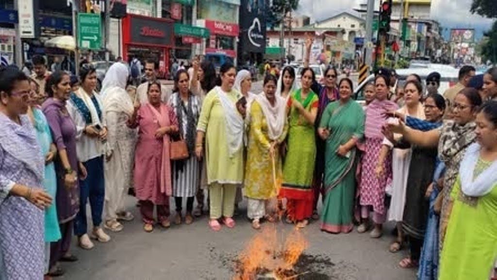 आक्रोशः महिला कांग्रेस ने फूंका भाजपा सरकार का पुतला, पुलिस कार्रवाई को लेकर जतायी नाराजगी
