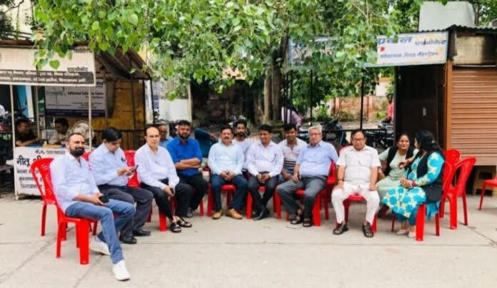 विरोध: वकील, दस्तावेज लेखक व स्टांप वेंडर्स ने शुरू की अनिश्चितकालीन हड़ताल