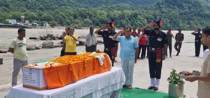 जयहिंद: बलिदानी जवान हजारी सिंह का सैन्य सम्मान के साथ अंतिम संस्कार, सीएम धामी ने जताया शोक