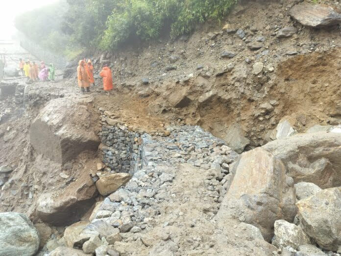 केदारनाथ धाम: भूस्खलन से बाधित पैदल मार्ग खोलने का काम शुरू
