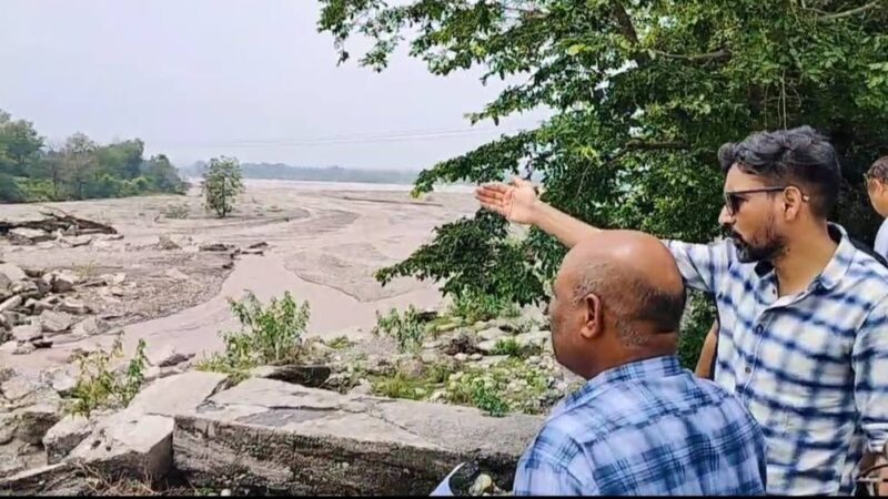जायजा: डीएम ने यमकेश्वर क्षेत्र के अंतर्गत बाढ़ सुरक्षा कार्यों का किया निरीक्षण