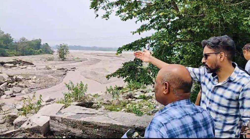जायजा: डीएम ने यमकेश्वर क्षेत्र के अंतर्गत बाढ़ सुरक्षा कार्यों का किया निरीक्षण