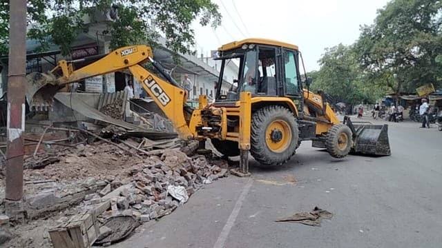 एक्शन: यहां अतिक्रमण पर गरजी जेसीबी, ध्वस्त किए 30 से भी ज्यादा अतिक्रमण