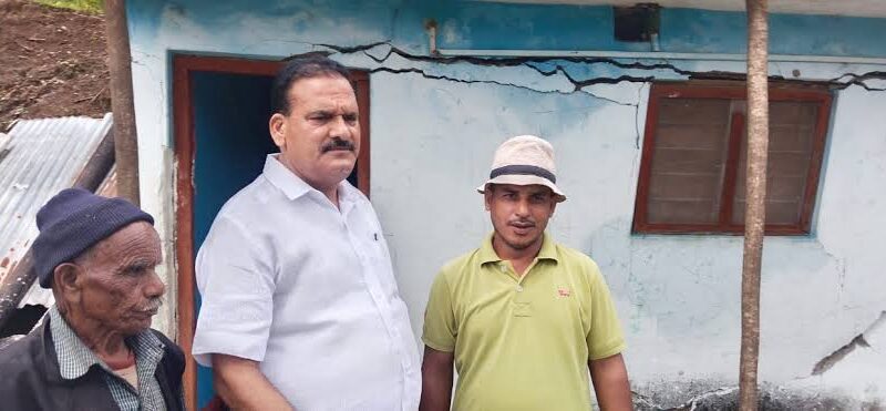 जायजा: कांग्रेस विधायक विक्रम सिंह नेगी ने किया आपदा प्रभावित गांवों का दौरा, पुनर्वास की उठाई मांग