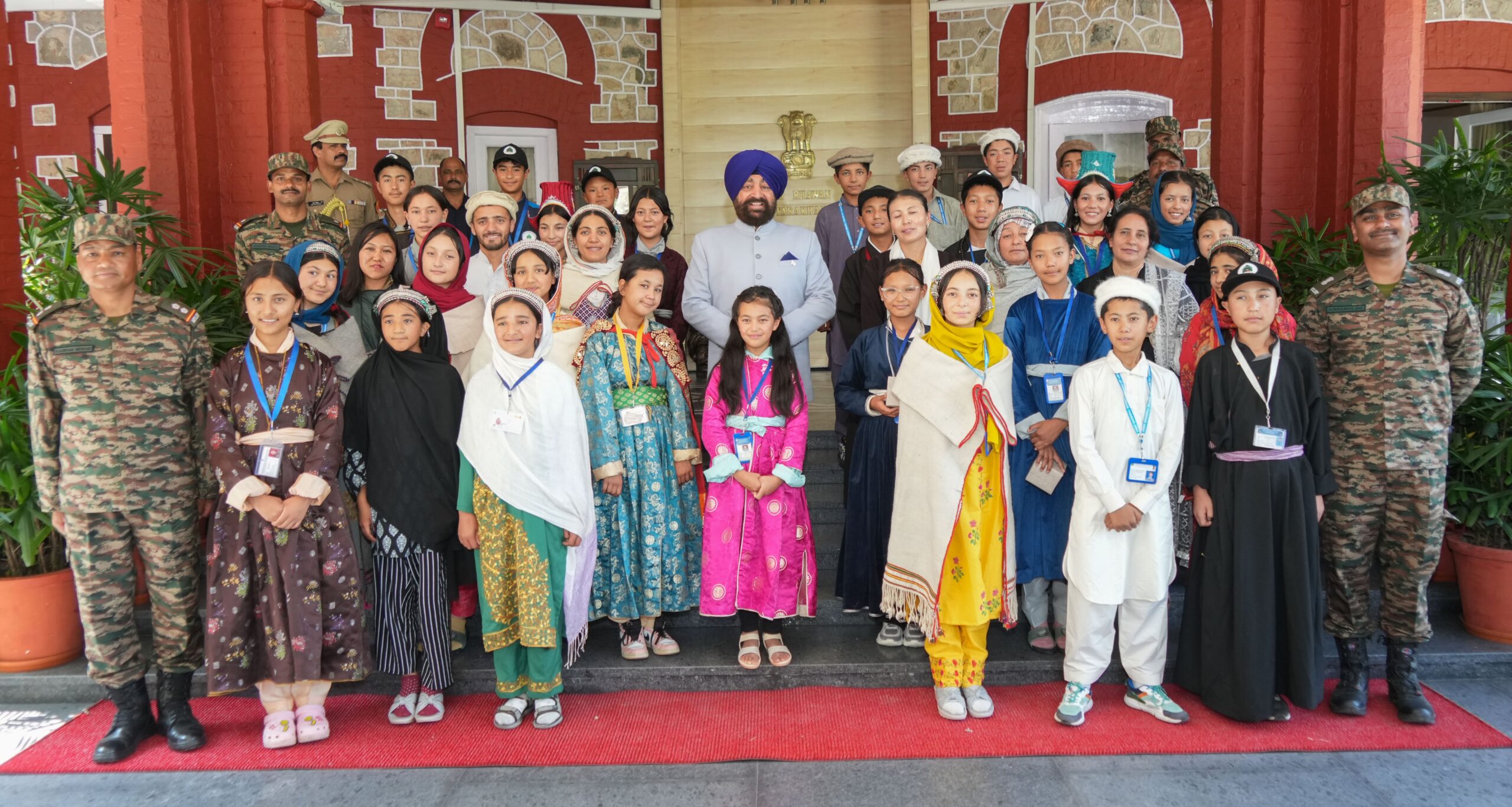 मुलाकात: ‘राष्ट्रीय एकता यात्रा’’ पर आए लद्दाख क्षेत्र की नुब्रा घाटी के छात्र-छात्राओं ने की राज्यपाल से भेंट