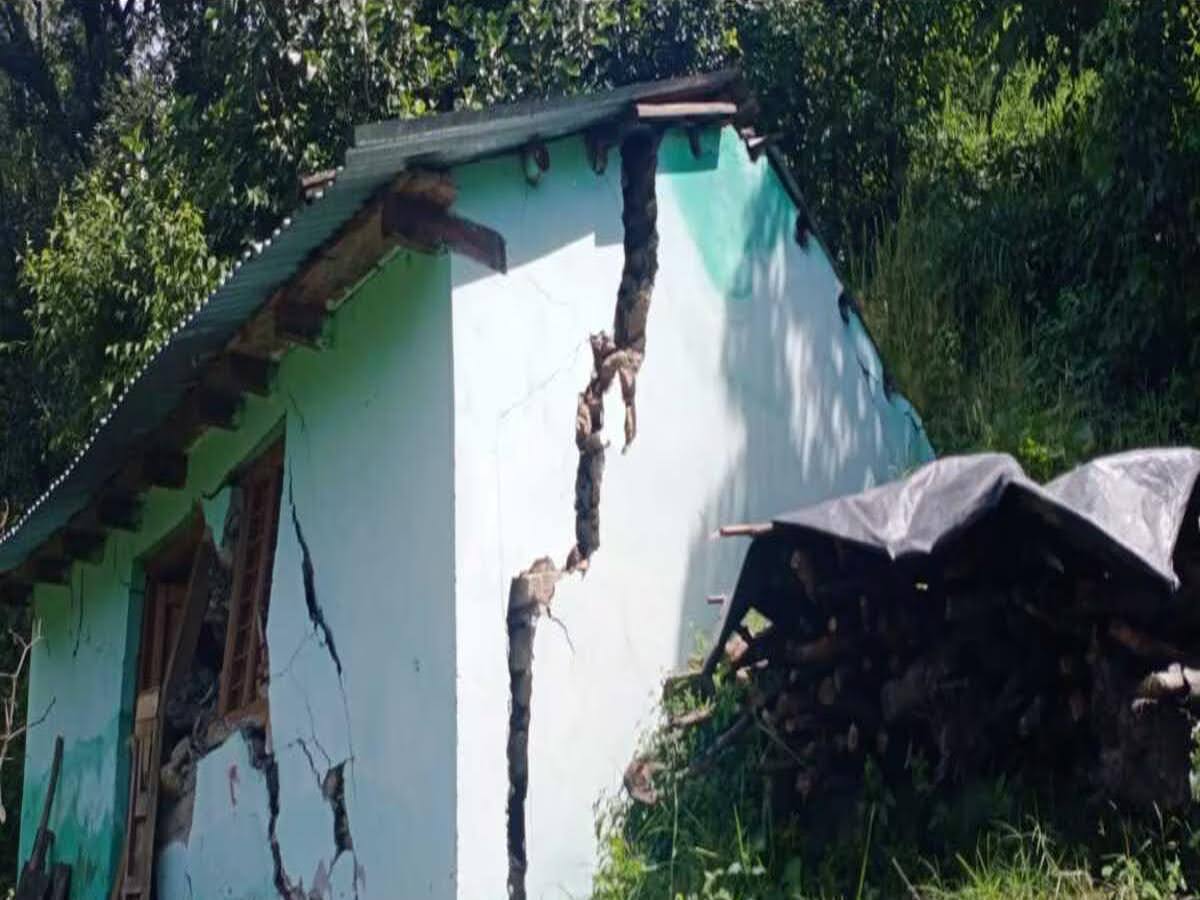 दहशत: चमोली के धारकोट के कई मकानों में दरारें, ग्रामीणों ने लगाई मदद की गुहार