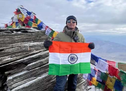शाबाश: मुनस्यारी के हेमराज ने 6400 मीटर ऊंची कांग यात्से चोटी पर फहराया तिरंगा