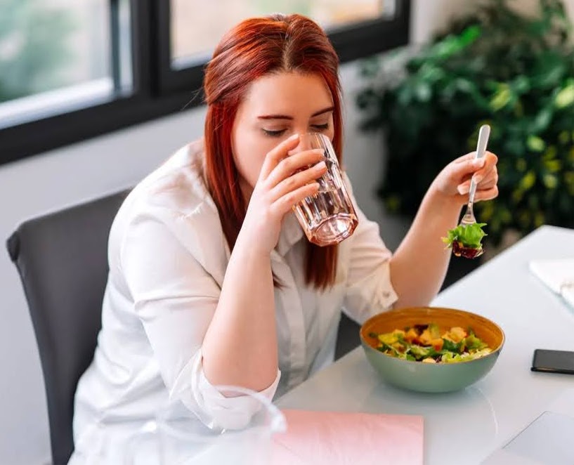 हैल्थ अलर्ट: क्या आपको भी खाना खाते समय लगती है प्यास, तो हो सकती है ये खतरनाक बीमारी