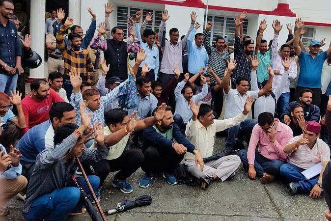 आवाज़: सेवा बहाली की मांग को लेकर  किया  कलेक्ट्रेट में प्रदर्शन  