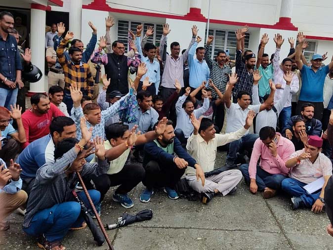 आवाज़: सेवा बहाली की मांग को लेकर  किया  कलेक्ट्रेट में प्रदर्शन  