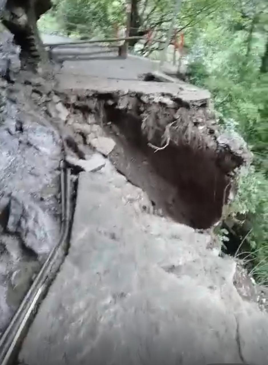 श्री केदारनाथ धाम का पैदल मार्ग जंगल चट्टी के पास हुआ क्षतिग्रस्त