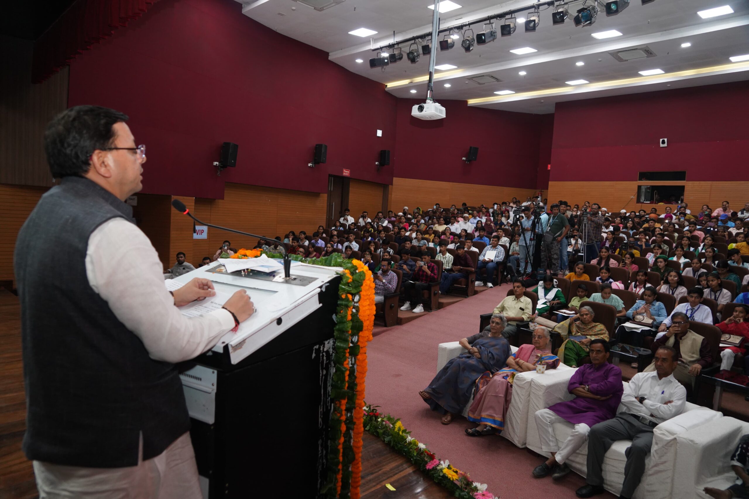 समारोह: हिंदी एक भाषा ही नहीं, हमारे राष्ट्र की आत्मा भी है: धामी