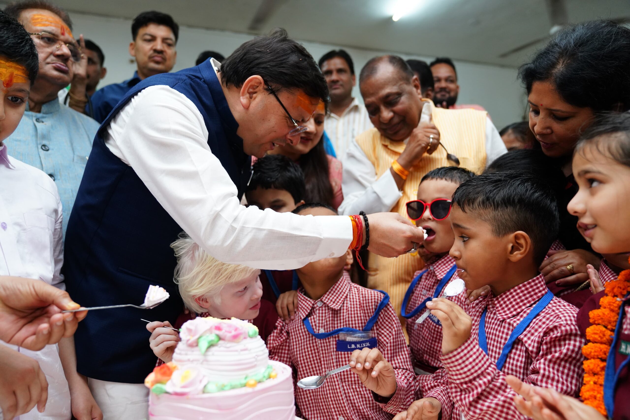 बर्थडे: दृष्टि बाधितार्थ बच्चों के साथ केक काट कर सीएम ने मनाया जन्मदिन  