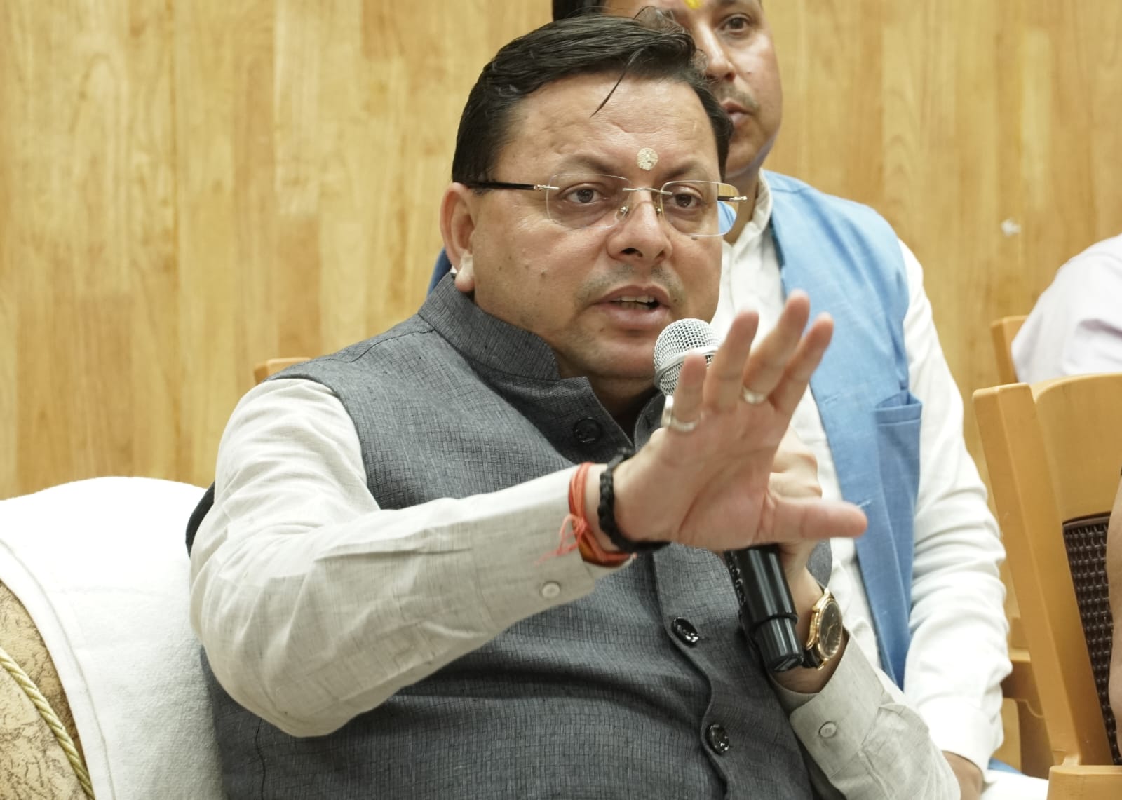 पुनर्निर्माण के कार्य और विभिन्न व्यवस्थाओं को शीघ्र सामान्य कराएं अधिकारीः सीएम 