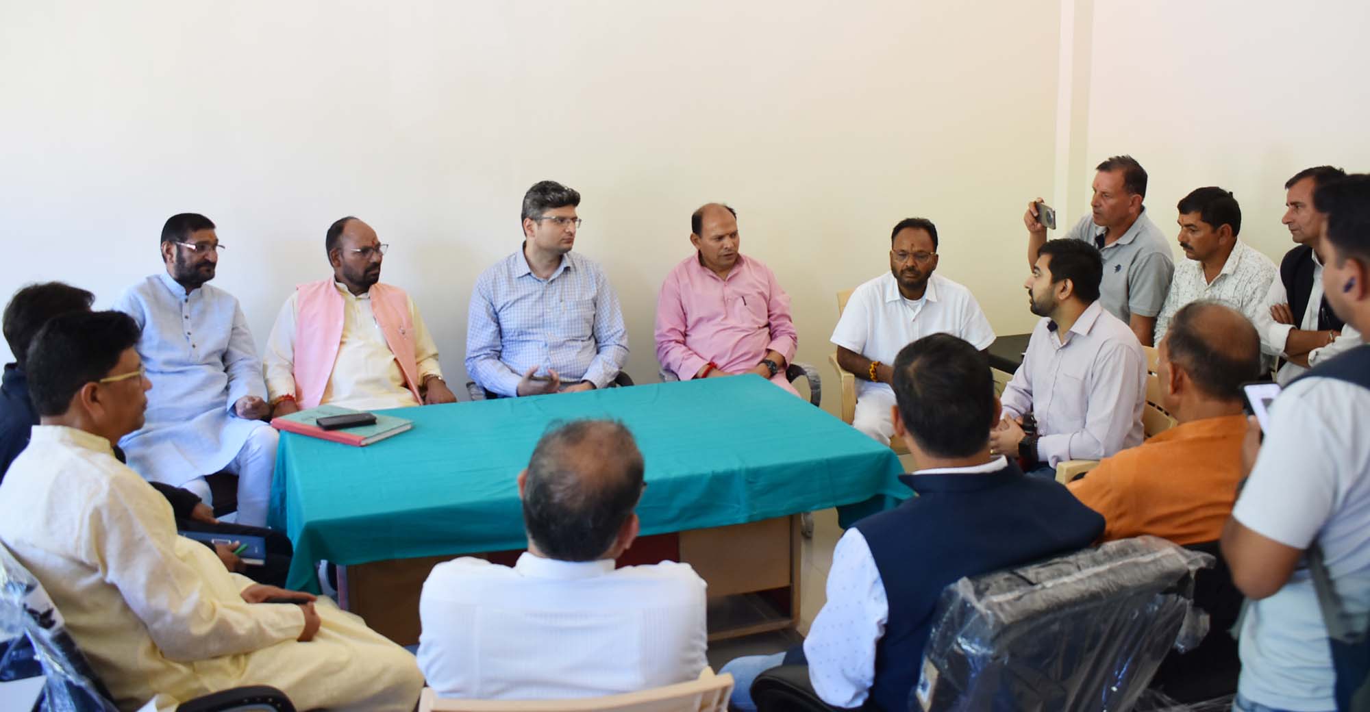 निर्देश: बेस अस्पताल में दुरुस्त की जाएंगी स्वास्थ्य सेवाएं, डीएम ने दिए निर्देश
