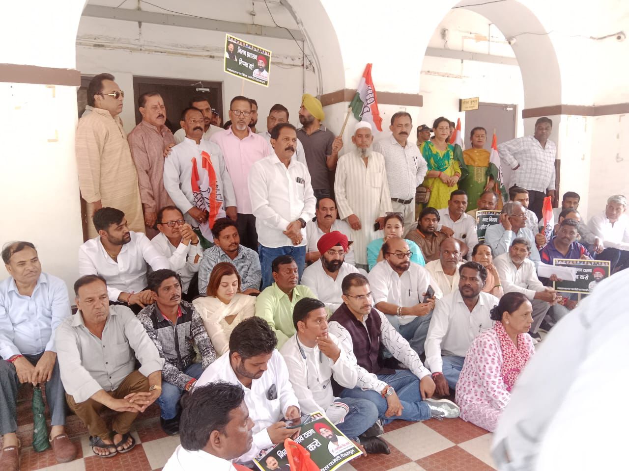 आक्रोश: नगर निगम कार्यालय पर कांग्रेस कार्यकर्ताओं ने किया प्रदर्शन
