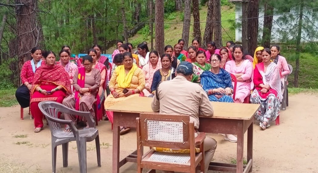 मित्र पुलिस: ग्रामीण क्षेत्रों में चौपाल लगाकर महिलाओं व बच्चों को किया जागरूक