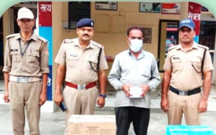 खुलासा: दुकान की आड़ में कर रहा था अवैध शराब का धंधा, पुलिस ने भेज दिया हवालात