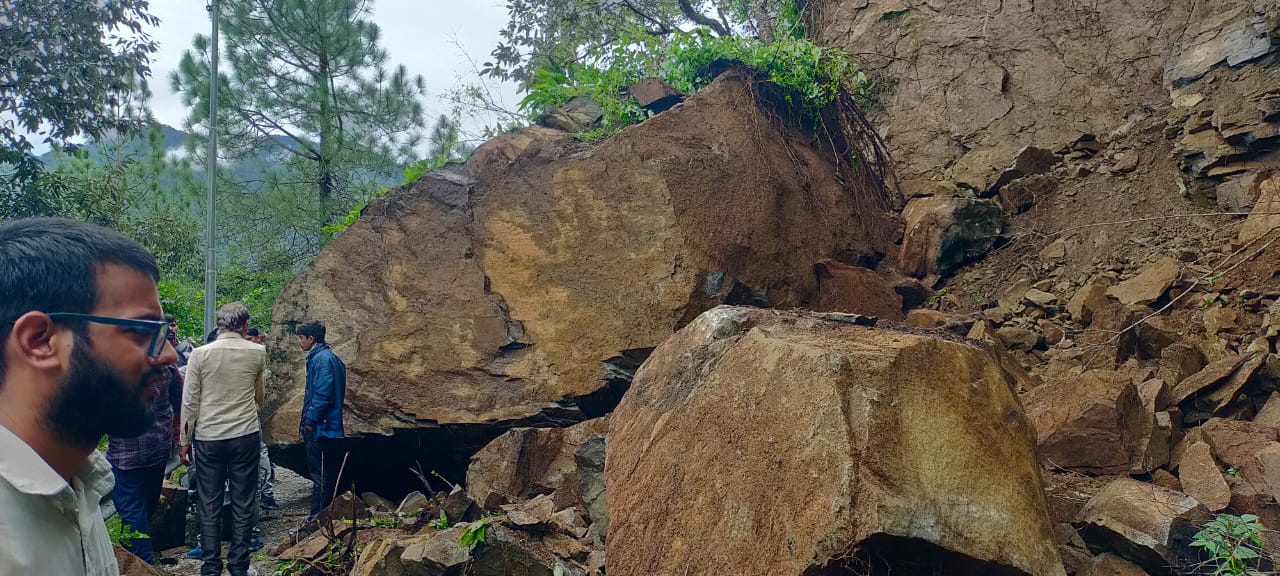 परेशानी: यमुनोत्री एनएच पर गिरी चट्टान, यातायात बाधित