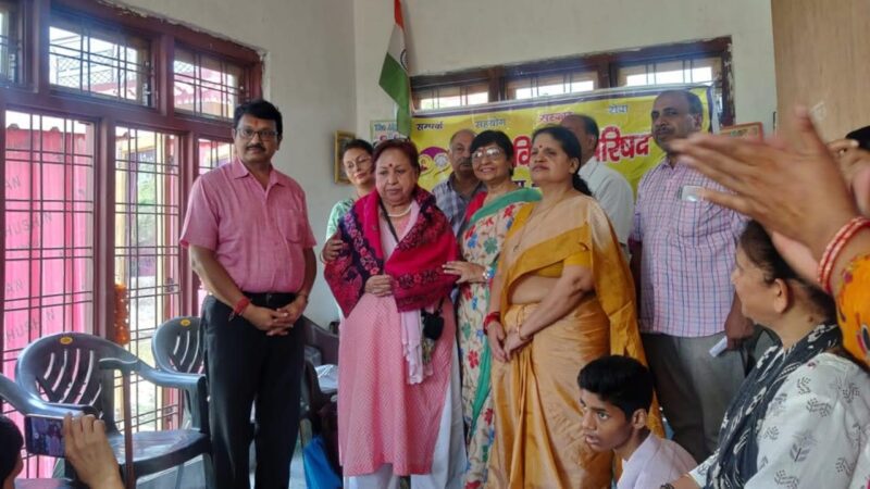 सेवा: भारत विकास परिषद की ओर से दिव्यांग बच्चों को बांटे गए फल, जूस, बिस्कुट व भोजन