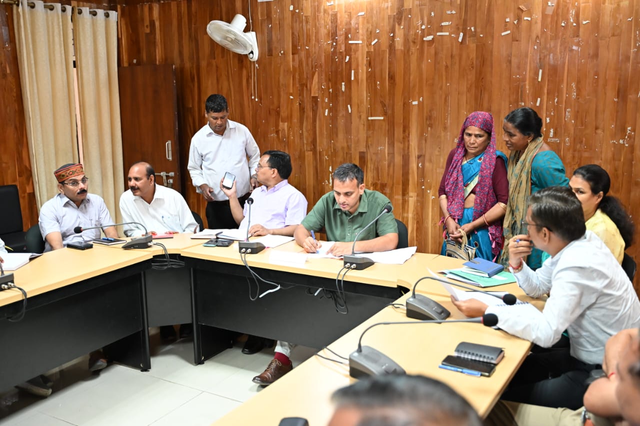 सुनवाई: डीएम ने जन संवाद/जनता मिलन कार्यक्रम में सुनीं लोगों की समस्याएं