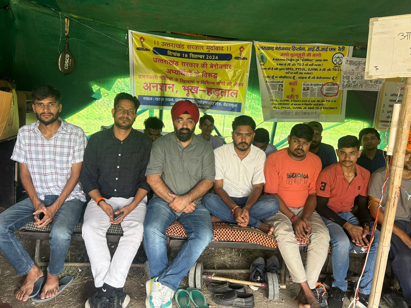 हिमायत: बेरोजगारों के समर्थन में धरने पर पहुंचे महानगर कांग्रेस के नेता