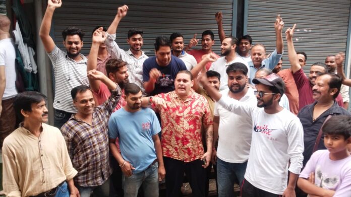 विरोध: दो दिन में धंस गई बाजार में बनाई गई टाइल्स रोड, व्यापारियों ने किया हंगामा