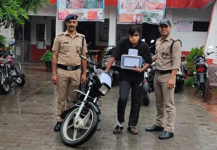 सफलता: महिलाओं के गहनेे लूटने वाला चढ़ा पुलिस के हत्थे, चोरी का सामान बरामद