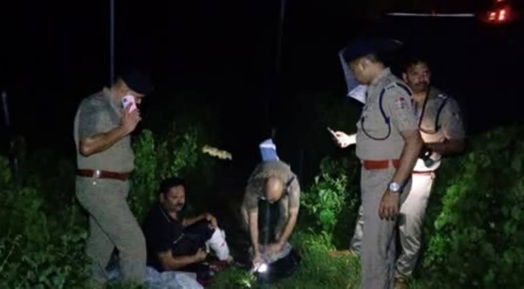 मुठभेड़: बदमाशों ने पुलिस पर झोंका फायर, जवाबी फायरिंग में एक बदमाश को लगी गोली