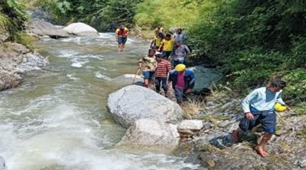 हादसा: गदेरा पार करने के चक्कर में बहा युवक,तलाश जारी