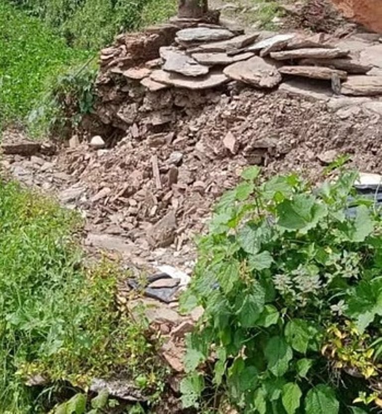 ब्रेकिंग न्यूज: भारी बारिश के बाद यहां के लोगों में दहशत, आठ से अधिक घरों में आ गईं दरारें