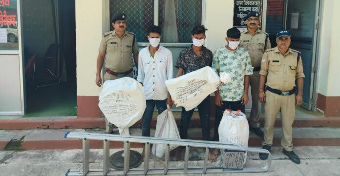 गिरफ्तारी: तीन शातिर चोर चढ़े पुलिस के हत्थे, माल बरामद