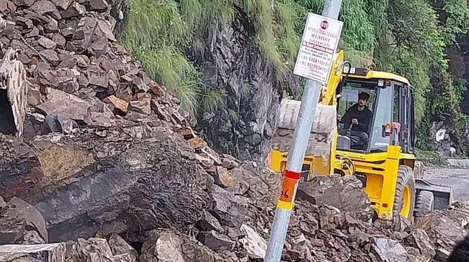 आफत: चट्टान टूटने से हाईवे पर आया भारी मलबा, दूसरे दिन भी आवाजारी बंद