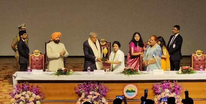 संवेदना: उपराष्ट्रपति ने एम्स पहुंचे उपराष्ट्रपति जगदीप धनखड़, मां के नाम पौधा अभियान के तहत लगाया पौधा