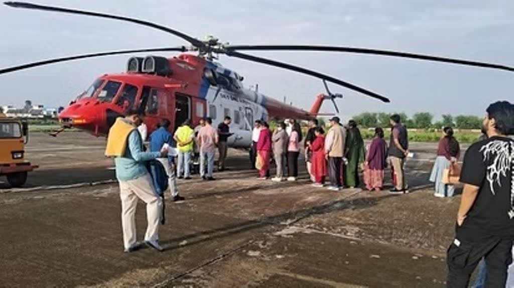 राहत: हेलीकाॅप्टर ने चारधाम यात्रियों को लेकर उड़ान भरी