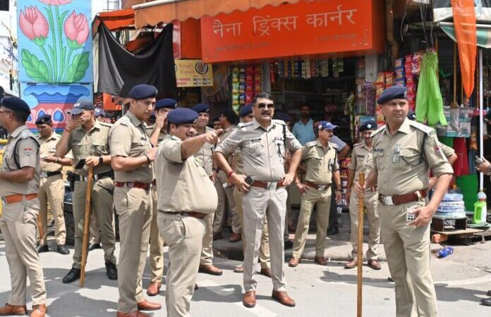 एक्शन:पल्टन बाजार में पुलिस ने चलाया सत्यापन अभियान, दर्जनों लिए हिरासत में